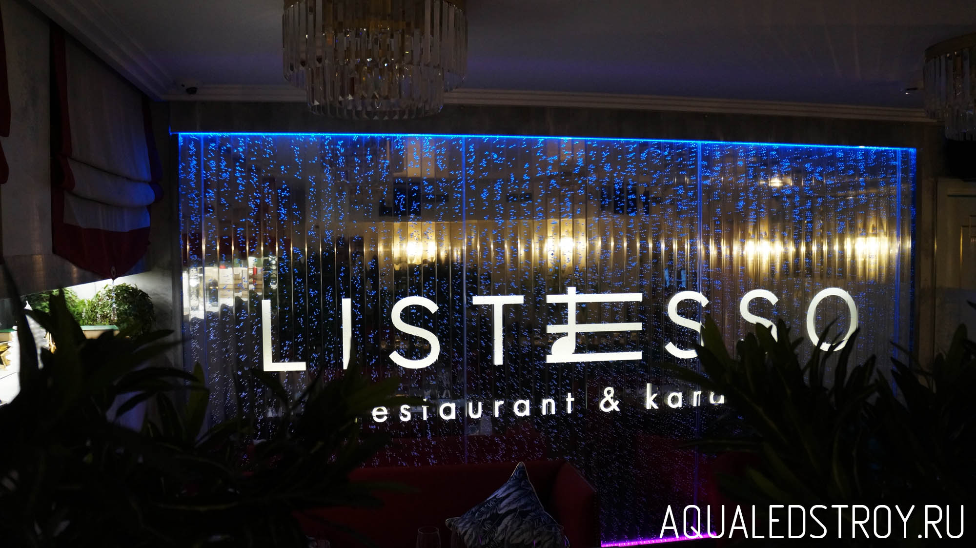Пузырьковая панель со светящимся логотипом в ресторане 3.jpg